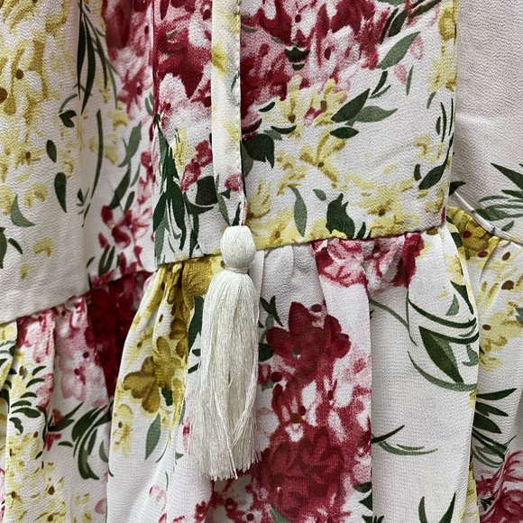 Adorable Floral Umgee Top NWOT. Spring colors and flattering fit! - Picture 4 of 5